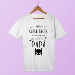Camiseta Papá quién no cree en superheroes es porque no conoce a mi papá
