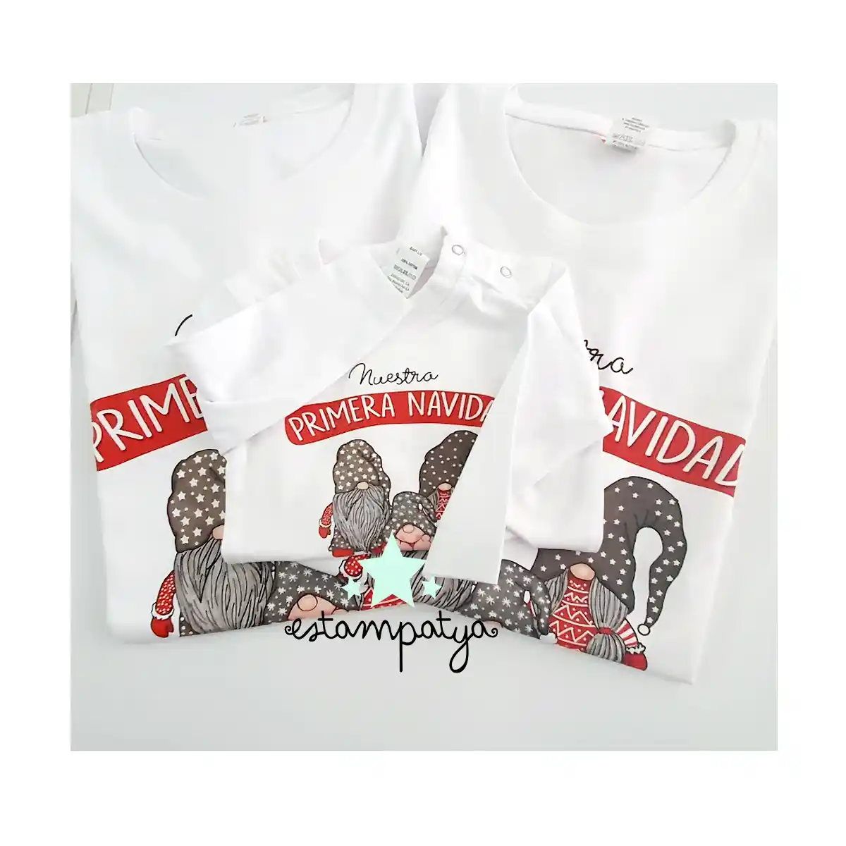Camisetas nuestra primera Navidad juntos - Estampatya camisetas primera navidad familia gnomo