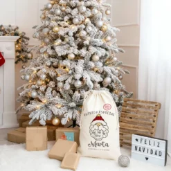 Saco de Navidad personalizado con nombre y diseño de Papá Noel Ho Ho Ho, ideal para guardar los regalos bajo el árbol.