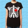 Familia con camisetas de esqueleto celebrando Halloween