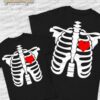 Pack Halloween peque y adulto con camisetas de esqueleto y corazón rojo