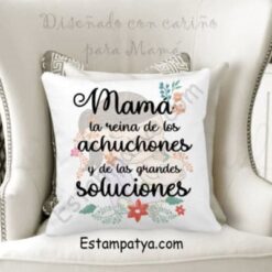 Cojín Mamá la reina de los achuchones y las grandes soluciones - Estampatya Cojín Mamá la reina de los achuchones y las grandes soluciones