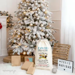 Saco de Navidad personalizado de los Reyes Magos con nombre bordado, hecho en algodón ecológico, ideal para colocar los regalos bajo el árbol.