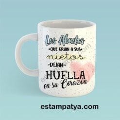 taza para abuelos con frase: los abuelos que crian a sus nietos dejan huella en su corazón