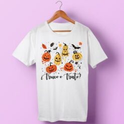 Camiseta blanca con estampado de calabazas y fantasmas “¿Truco o trato?” de Estampatya
