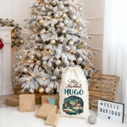 Saco de Navidad personalizado con ilustración de pueblo nevado y luces navideñas. Título: Saco Navidad personalizado Pueblo Navideño