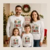 Familia con sudaderas navideñas blancas personalizadas con apellidos y diseño Feliz Navidad 2025, posando en un ambiente festivo.