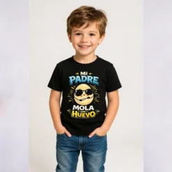 Niño con camiseta personalizada Mi padre mola un huevo modelo infantil