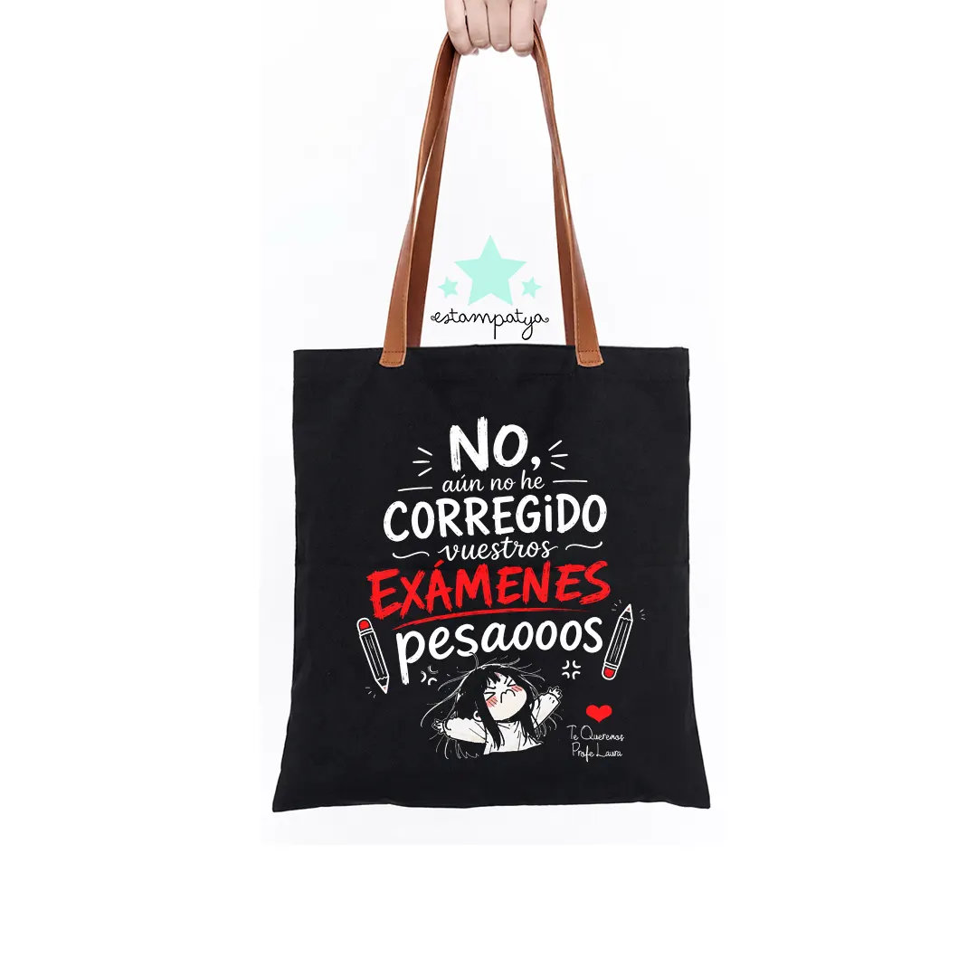 Bolsa de Tela Profe "No He Corregido los Exámenes" - Estampatya Bolsa de tela negra para profesora con frase divertida sobre corregir examenes y asas marrones