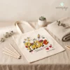 Bolsa Tote de Tela Personalizada "Profe Lápices" - Estampatya Tote bag premium de 340g para maestra personalizada con nombre de niño en un entorno escolar con material educativo.